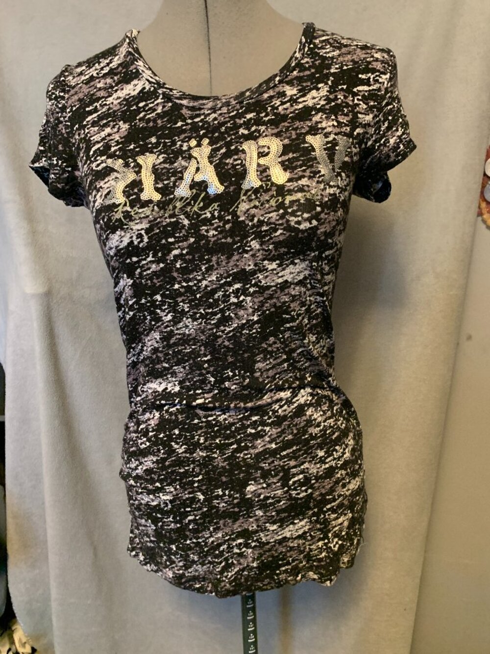 Karv - Patterned stretch short sleeve top with silver sequin logo